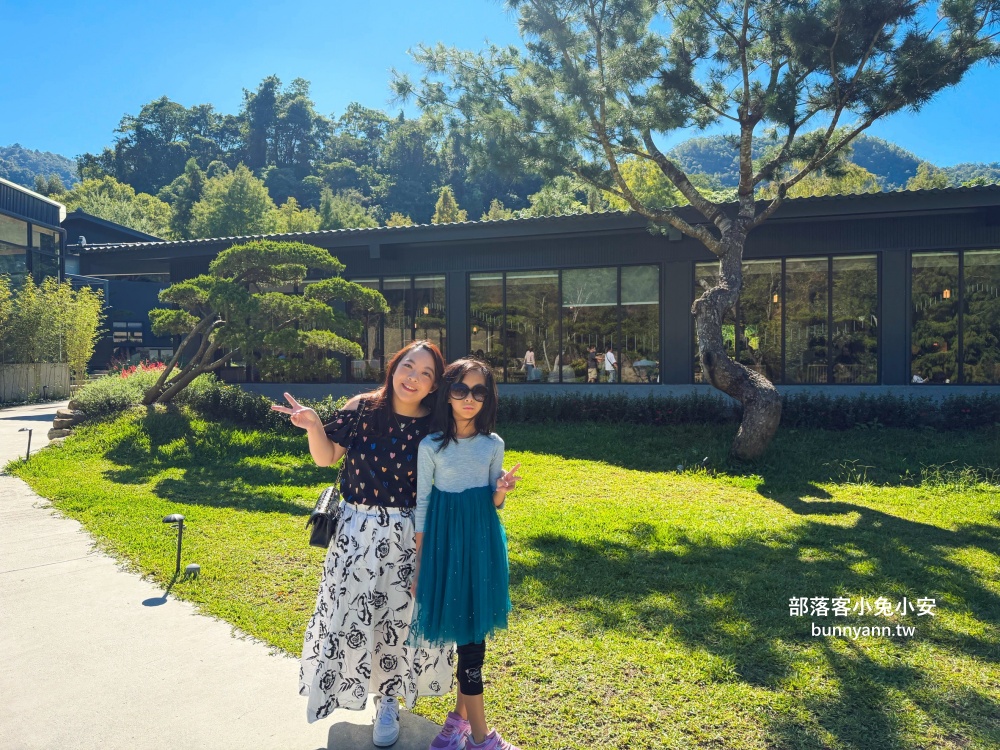 地點有夠偏僻，卻是兩千坪日式綠植栽園區，有森林與戲水池，綠意餐廳超美