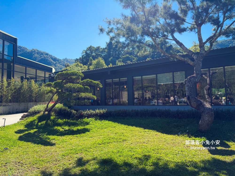 地點有夠偏僻，卻是兩千坪日式綠植栽園區，有森林與戲水池，綠意餐廳超美