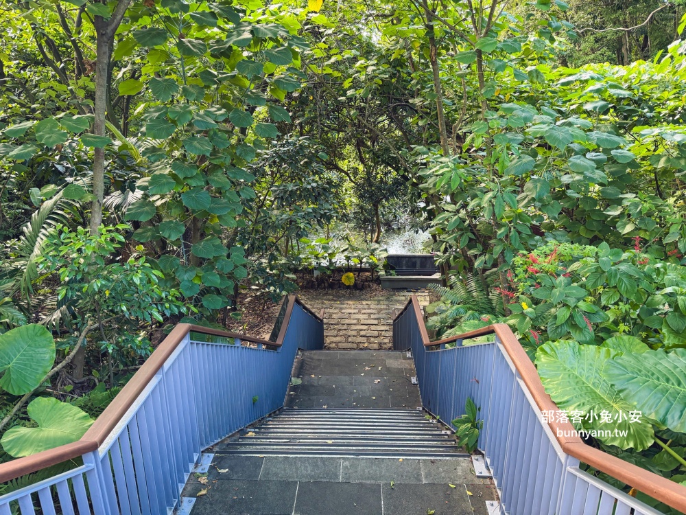 台北木柵公園生態園區，單程繞一圈不用半小時，沿途湖光山色真美