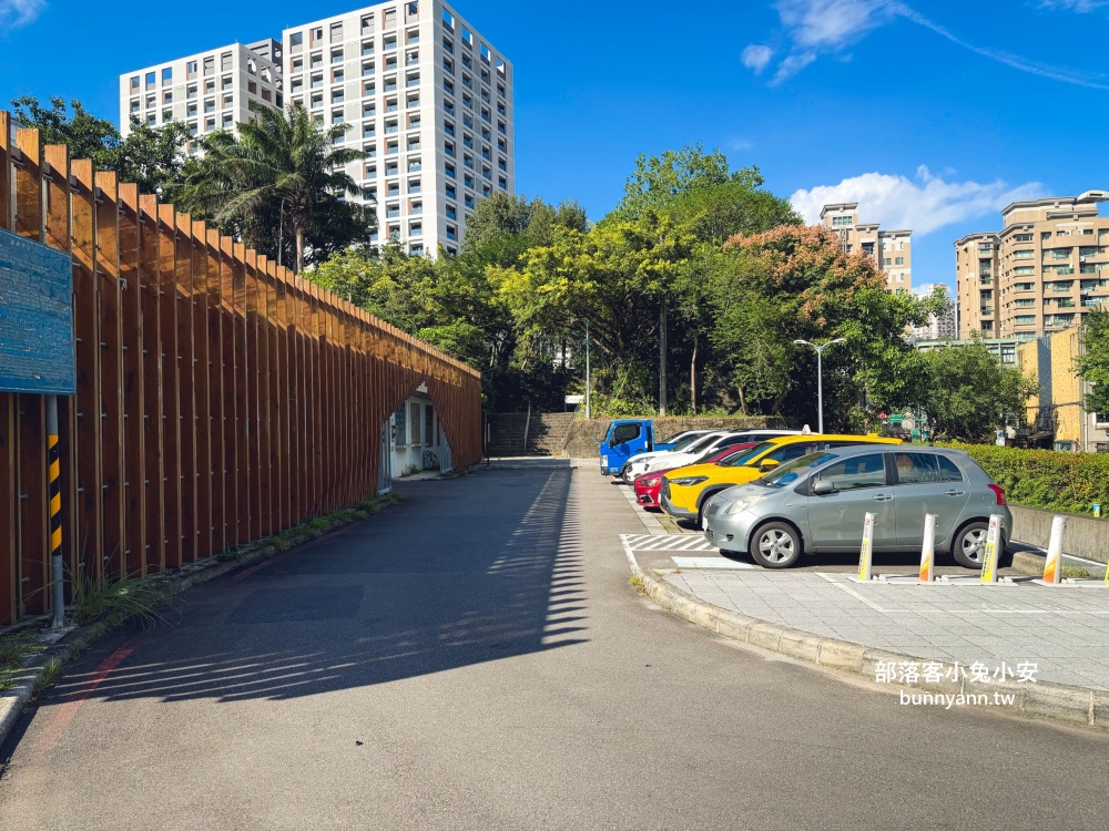 台北木柵公園生態園區，單程繞一圈不用半小時，沿途湖光山色真美