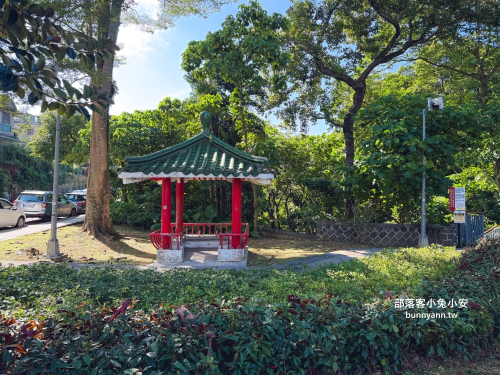 台北木柵公園生態園區，單程繞一圈不用半小時，沿途湖光山色真美