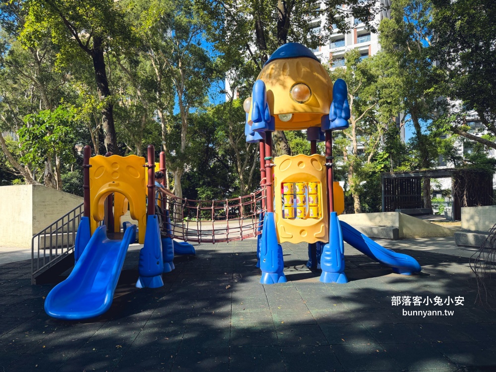 台北木柵公園生態園區，單程繞一圈不用半小時，沿途湖光山色真美