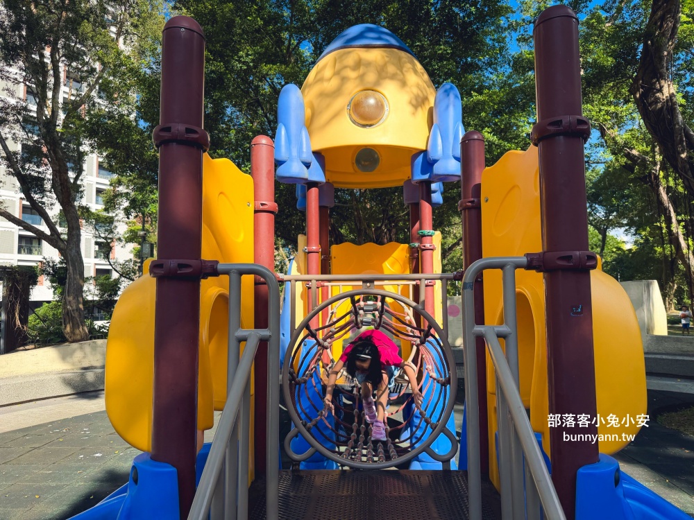 台北木柵公園生態園區，單程繞一圈不用半小時，沿途湖光山色真美