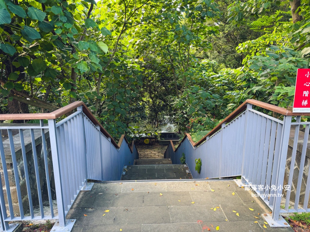 台北木柵公園生態園區，單程繞一圈不用半小時，沿途湖光山色真美