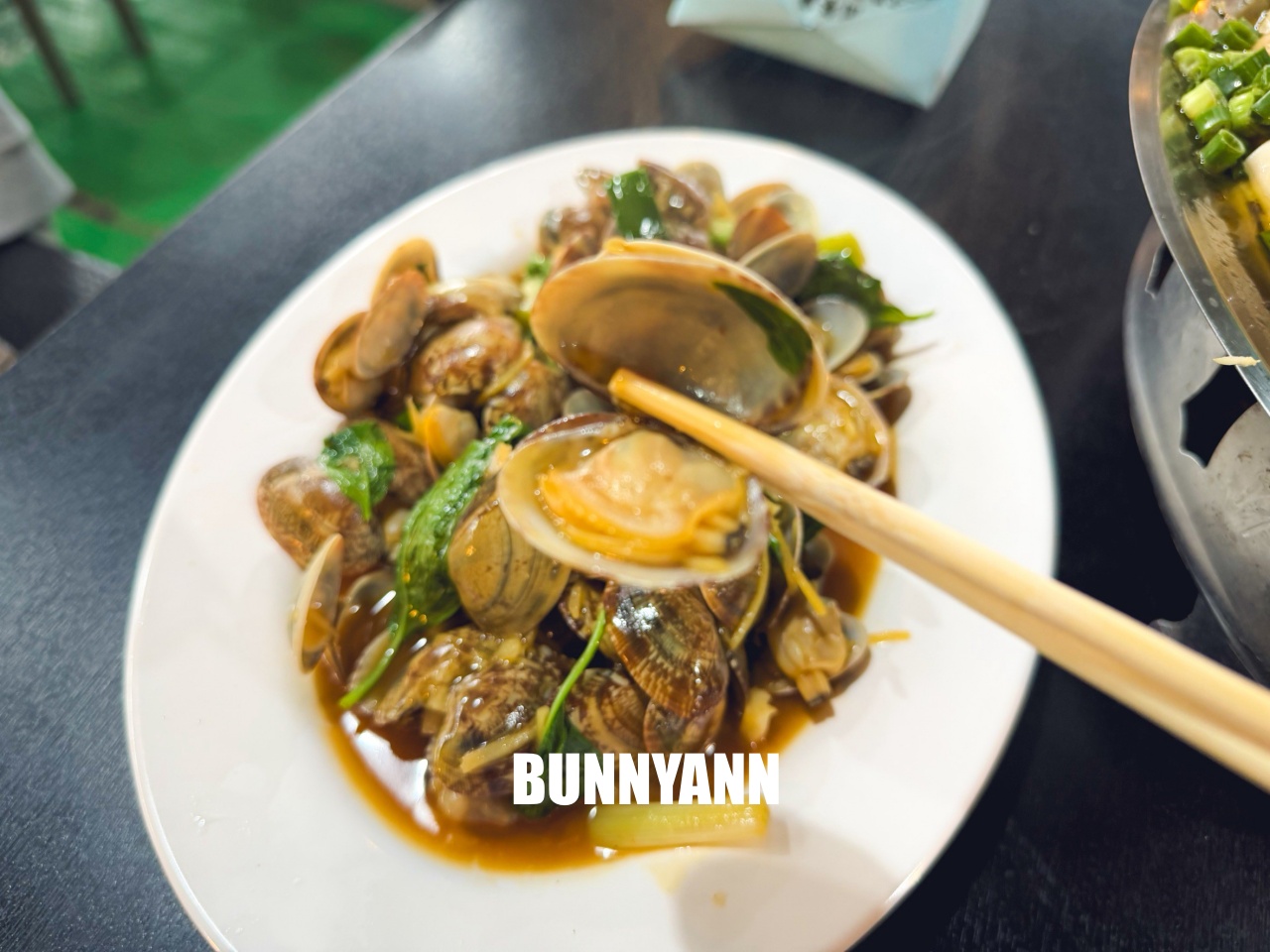 在地人喜愛的「竹子湖山中園野菜餐廳」鮮嫩蔥油雞，雞湯也是招牌必點之一！