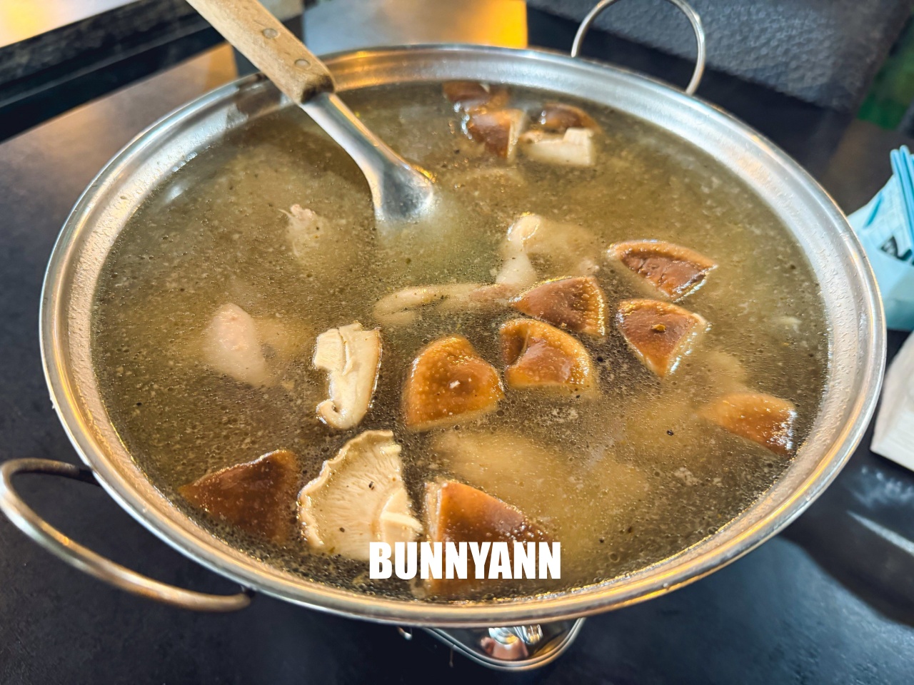 在地人喜愛的「竹子湖山中園野菜餐廳」鮮嫩蔥油雞，雞湯也是招牌必點之一！