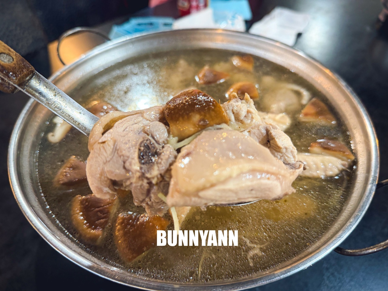 在地人喜愛的「竹子湖山中園野菜餐廳」鮮嫩蔥油雞，雞湯也是招牌必點之一！