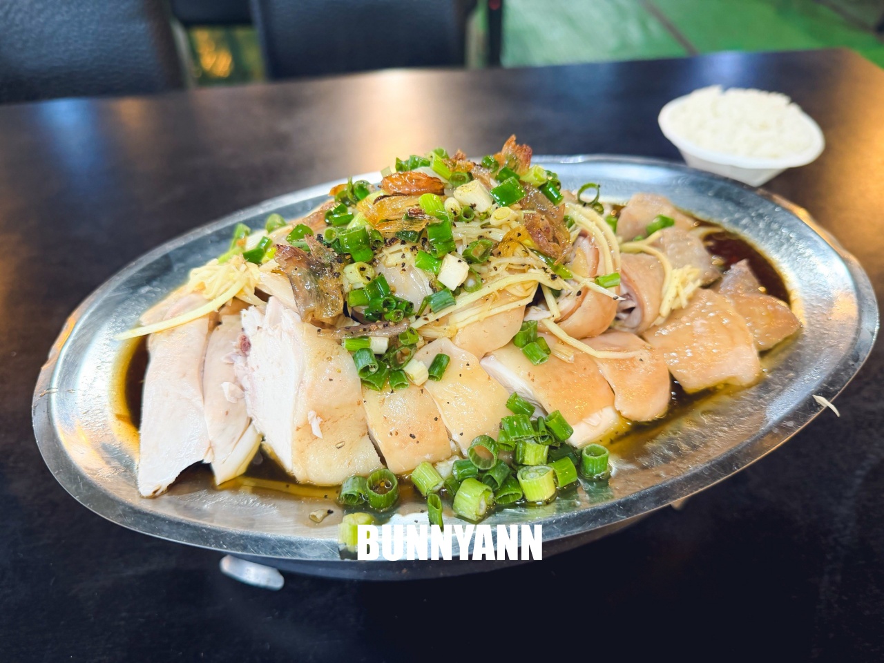 在地人喜愛的「竹子湖山中園野菜餐廳」鮮嫩蔥油雞，雞湯也是招牌必點之一！