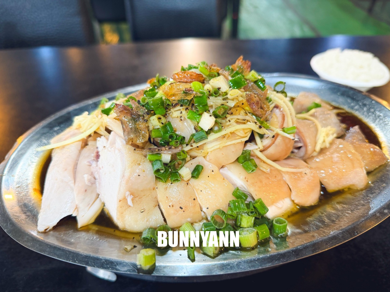 在地人喜愛的「竹子湖山中園野菜餐廳」鮮嫩蔥油雞，雞湯也是招牌必點之一！