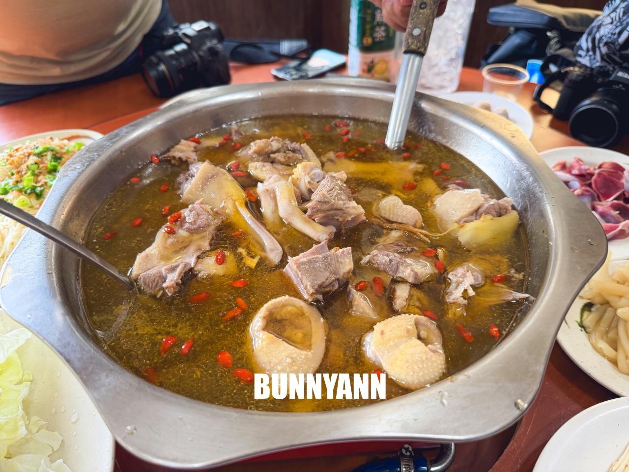 桃園【臺灣番鴨牧場大江店】隱身小路內的好吃薑母鴨店，超大餐廳適合團客聚餐推薦