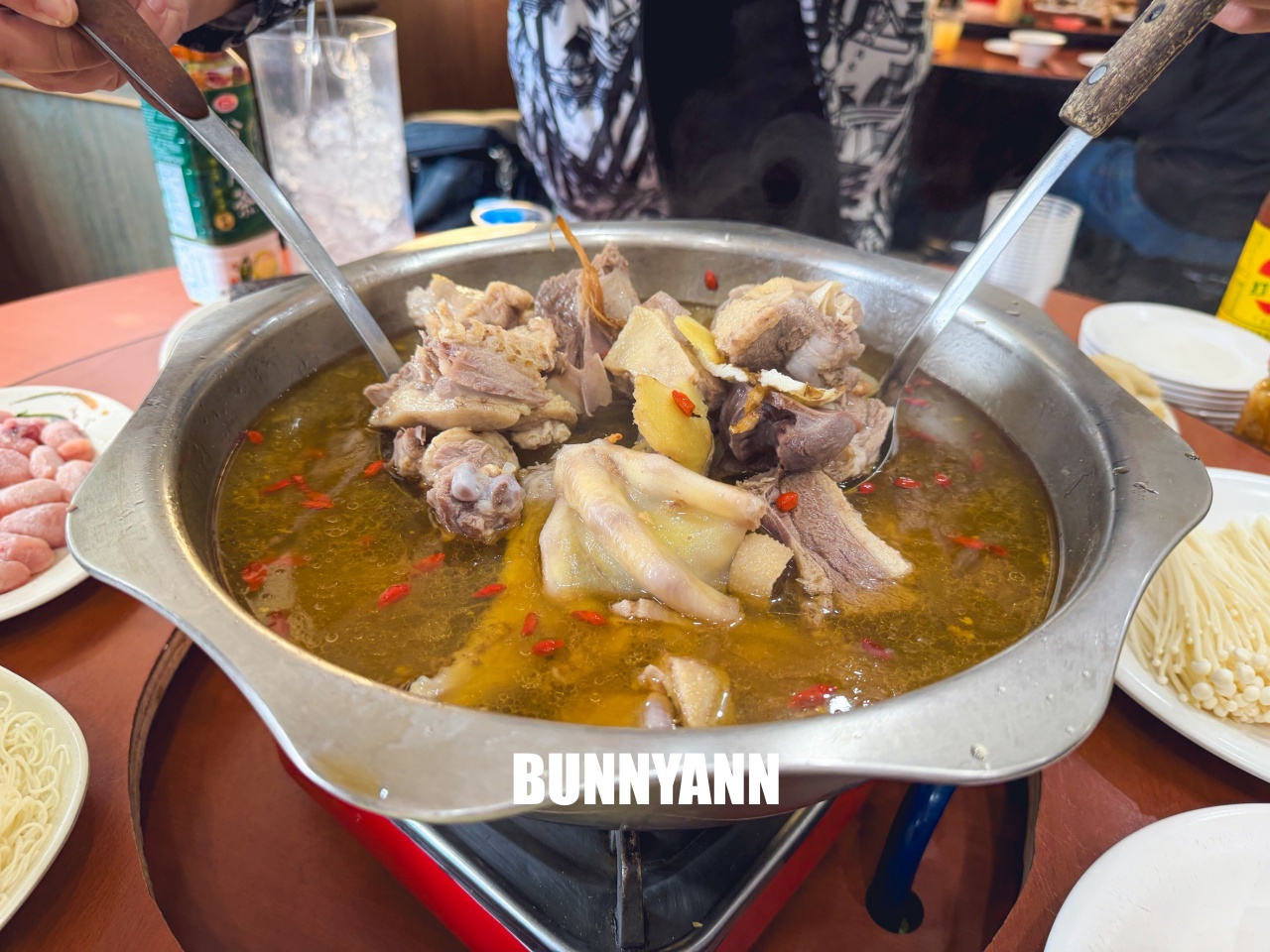 桃園【臺灣番鴨牧場大江店】隱身小路內的好吃薑母鴨店，超大餐廳適合團客聚餐推薦