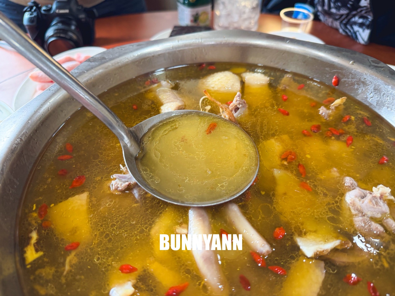 桃園【臺灣番鴨牧場大江店】隱身小路內的好吃薑母鴨店，超大餐廳適合團客聚餐推薦