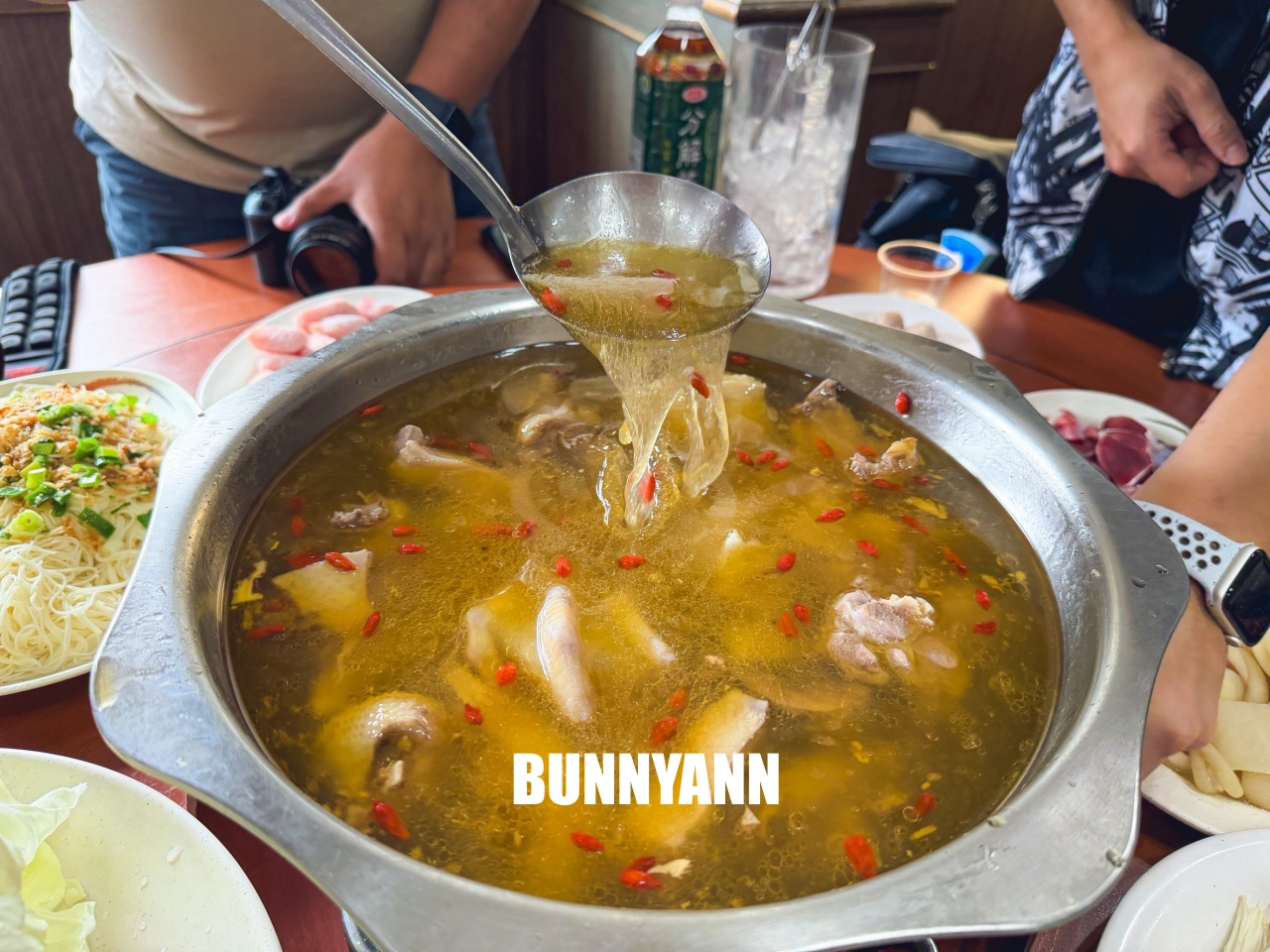 桃園【臺灣番鴨牧場大江店】隱身小路內的好吃薑母鴨店，超大餐廳適合團客聚餐推薦