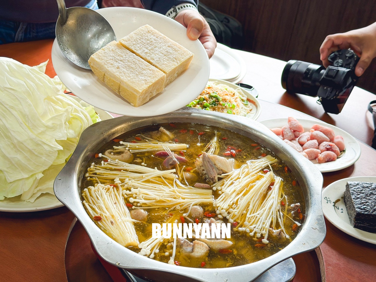 桃園【臺灣番鴨牧場大江店】隱身小路內的好吃薑母鴨店，超大餐廳適合團客聚餐推薦