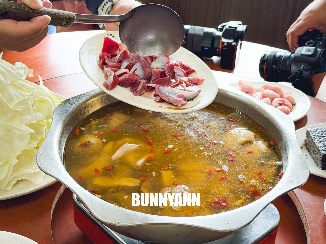 桃園【臺灣番鴨牧場大江店】隱身小路內的好吃薑母鴨店，超大餐廳適合團客聚餐推薦