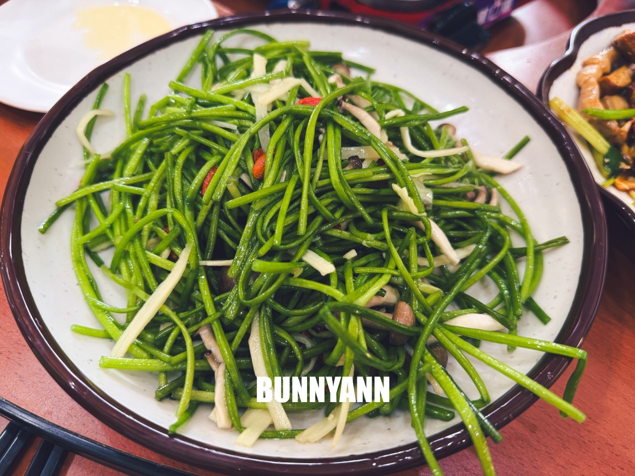 桃園【臺灣番鴨牧場大江店】隱身小路內的好吃薑母鴨店，超大餐廳適合團客聚餐推薦