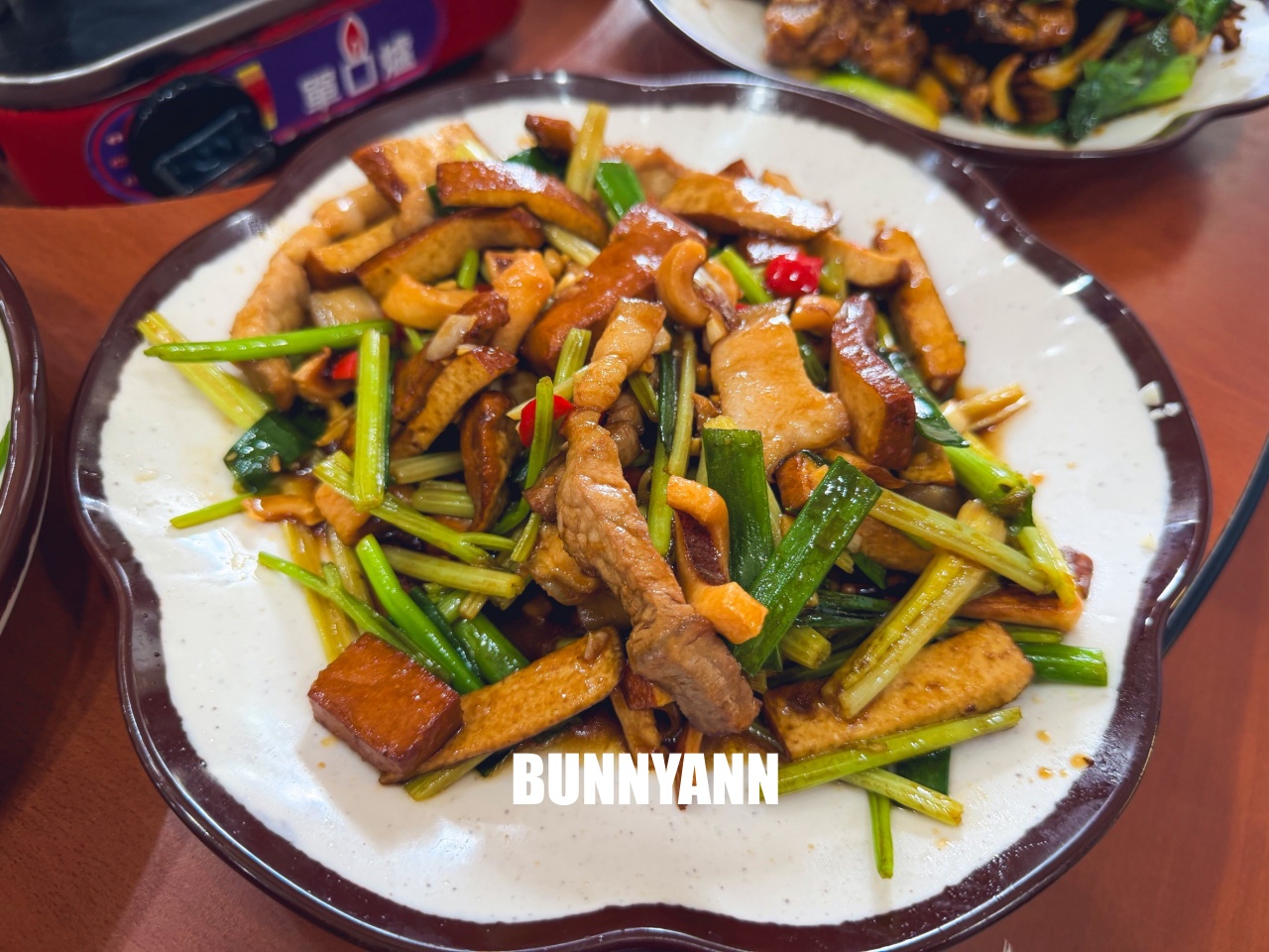 桃園【臺灣番鴨牧場大江店】隱身小路內的好吃薑母鴨店，超大餐廳適合團客聚餐推薦