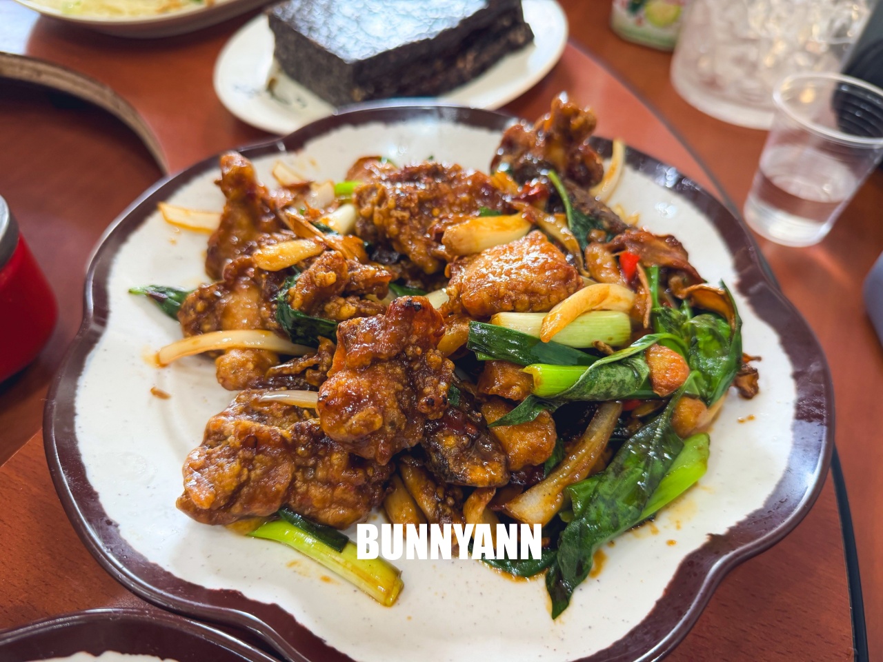 桃園【臺灣番鴨牧場大江店】隱身小路內的好吃薑母鴨店，超大餐廳適合團客聚餐推薦