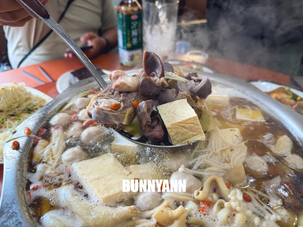 桃園【臺灣番鴨牧場大江店】隱身小路內的好吃薑母鴨店，超大餐廳適合團客聚餐推薦