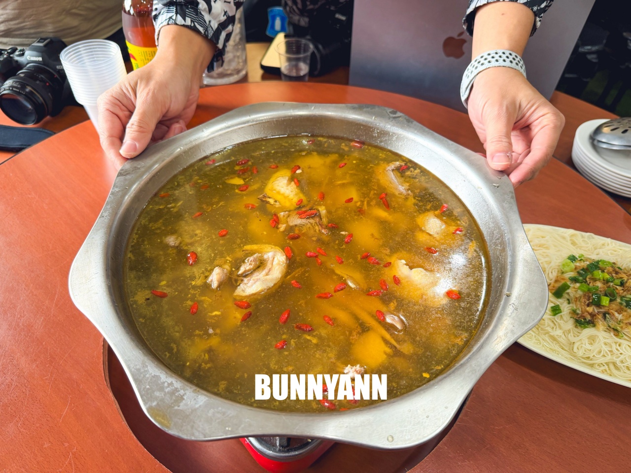 桃園【臺灣番鴨牧場大江店】隱身小路內的好吃薑母鴨店，超大餐廳適合團客聚餐推薦