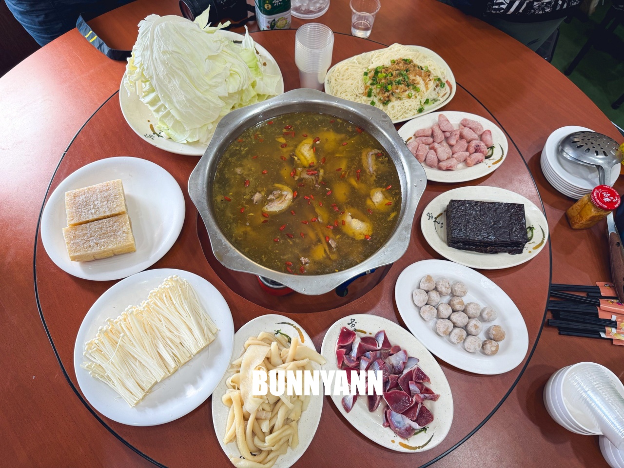 桃園【臺灣番鴨牧場大江店】隱身小路內的好吃薑母鴨店，超大餐廳適合團客聚餐推薦