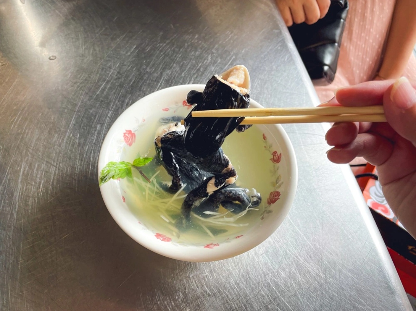 北港【圓環紅燒青蛙湯】清晨五點半營業小吃店，青蛙和蚵仔煎每樣都好吃!