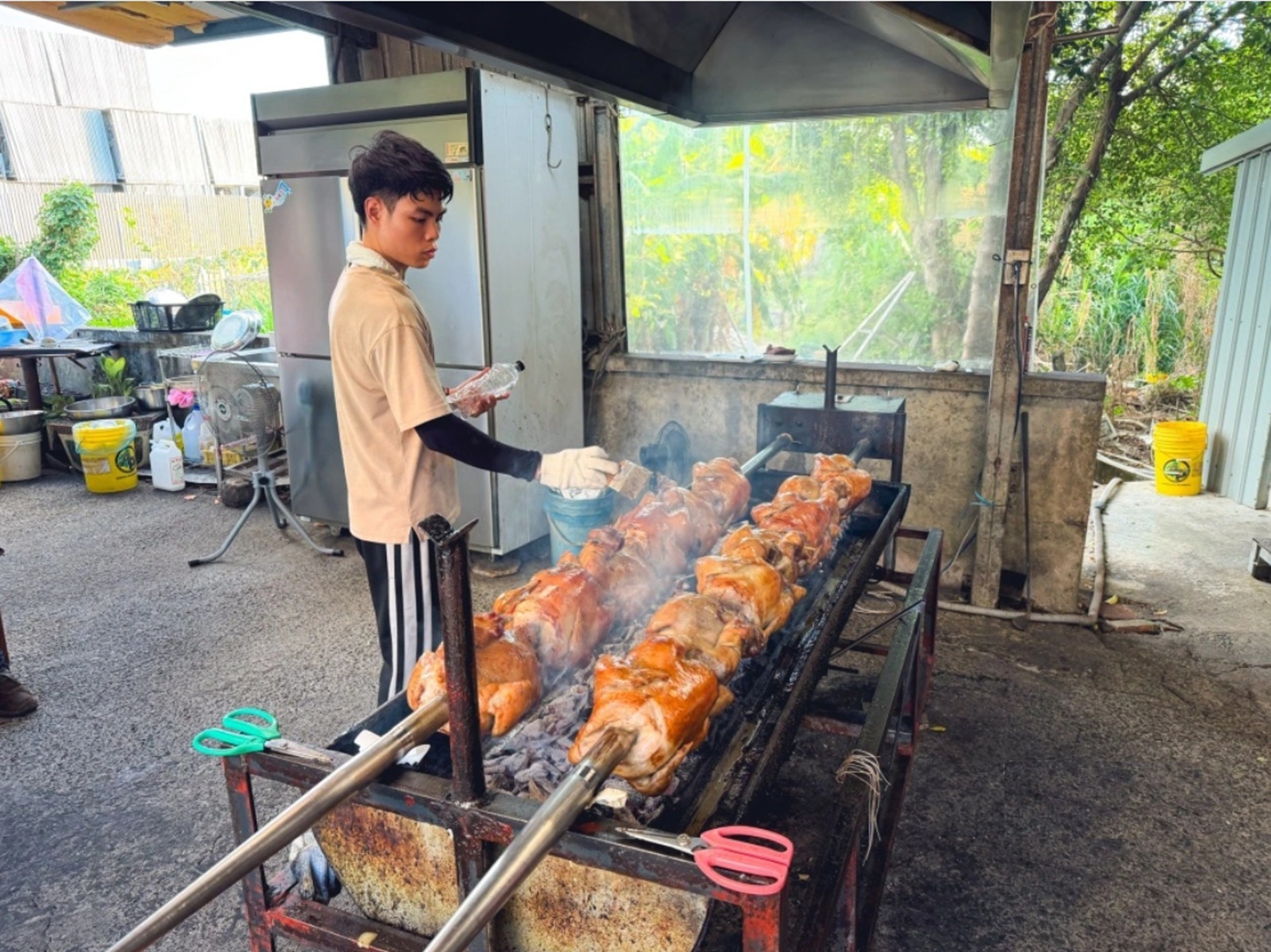 知道這間的人很少，卻是鋼管雞店家，點個一隻飽到不行，木炭轉烤是特色