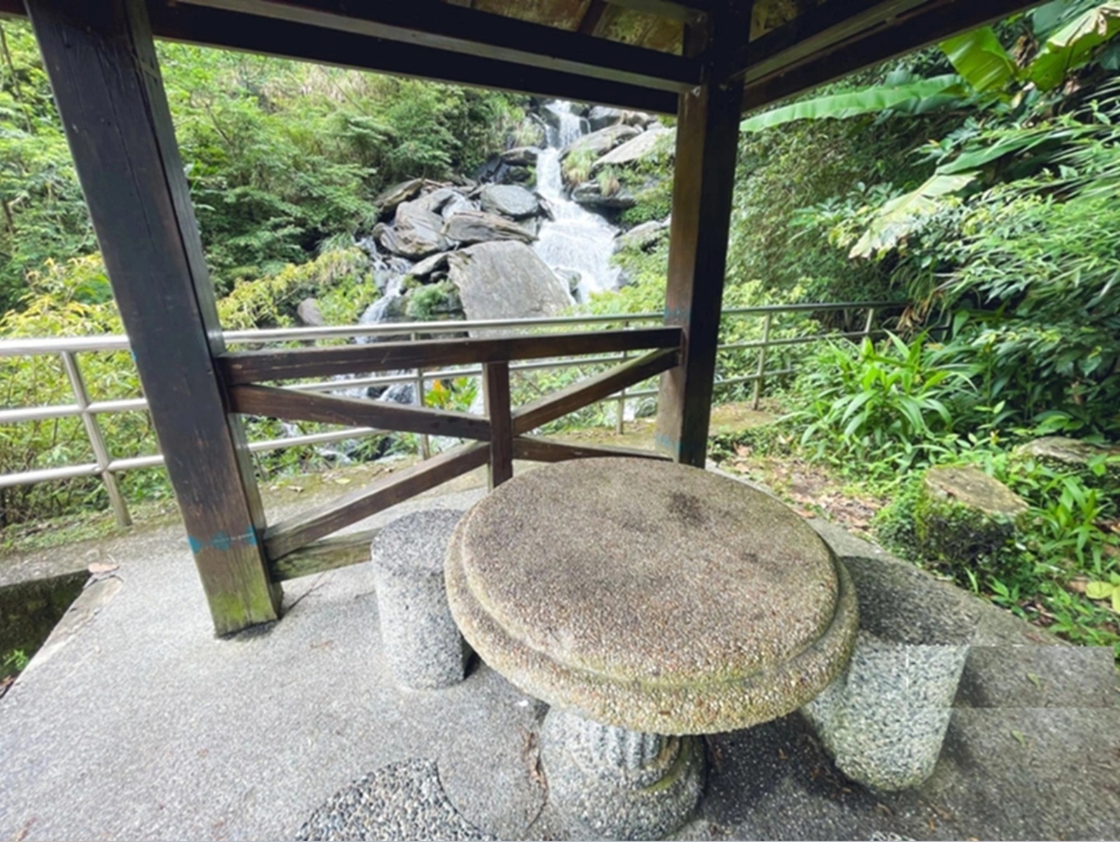 烏來【蘭吼瀑布】免爬山就能輕鬆賞山澗瀑布