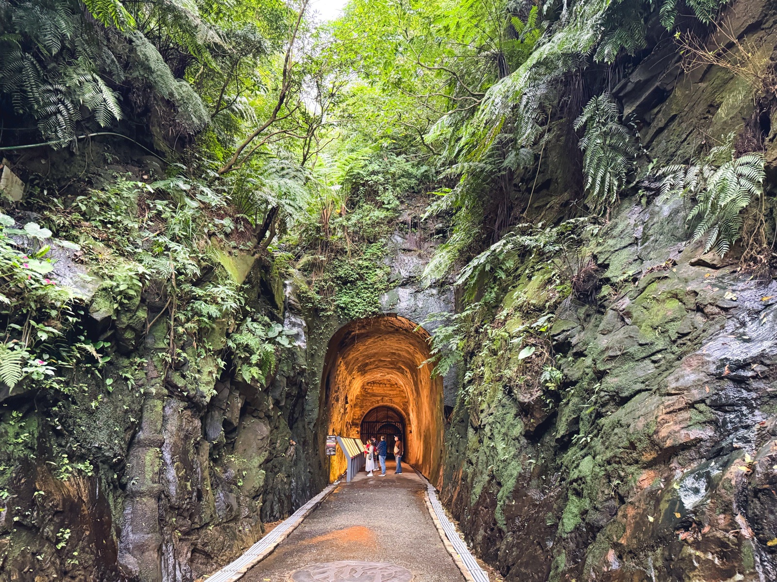 基隆【劉銘傳隧道】全台唯一百年鐵路隧道,走進神隱少女山洞秘境,開放時間、停車地點全攻略。 基隆【劉銘傳隧道】全台唯一百年鐵路隧道,走進神隱少女山洞秘境,開放時間、停車地點全攻略。