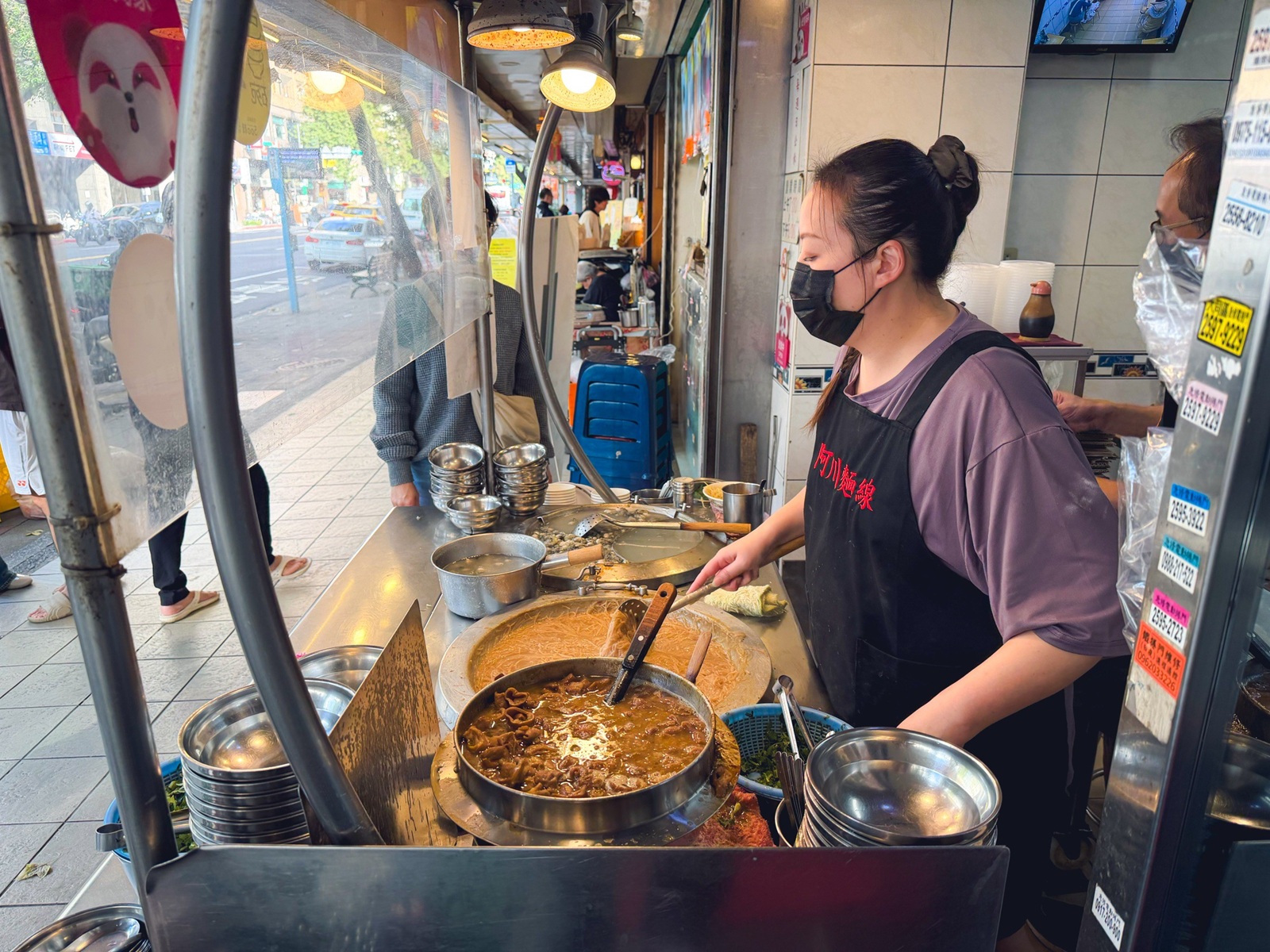 台北【阿川蚵仔麵線】每碗麵線內的蚵仔肥美、大腸入味好好吃 台北【阿川蚵仔麵線】每碗麵線內的蚵仔肥美、大腸入味好好吃