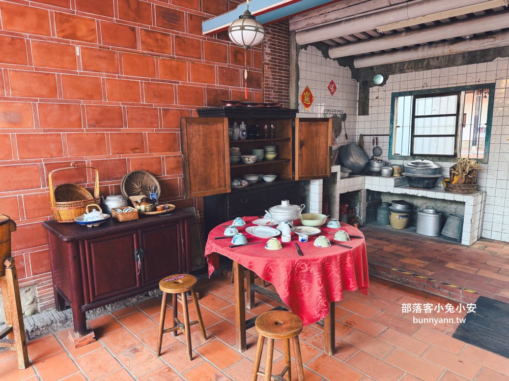 台中【霧峰林家宮保第園區】最大特色就是園區內古色古香三合院與戲台真好拍照