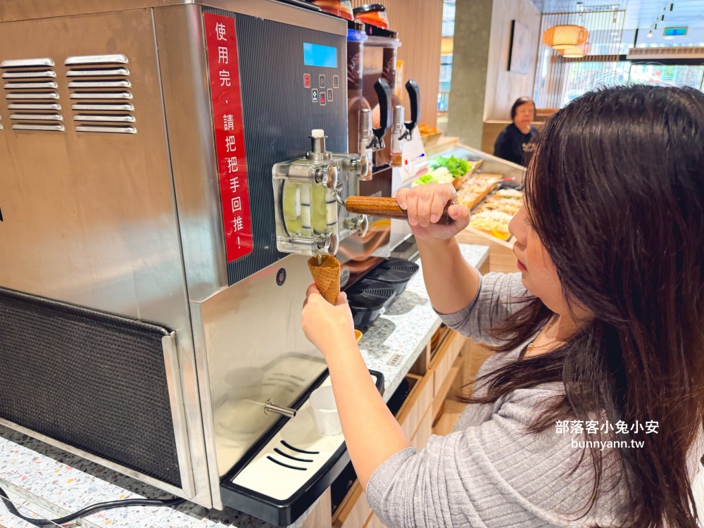 桃園【売鍋中壢龍岡店】超高CP值火鍋店，冰淇淋跟小菜隨你吃！