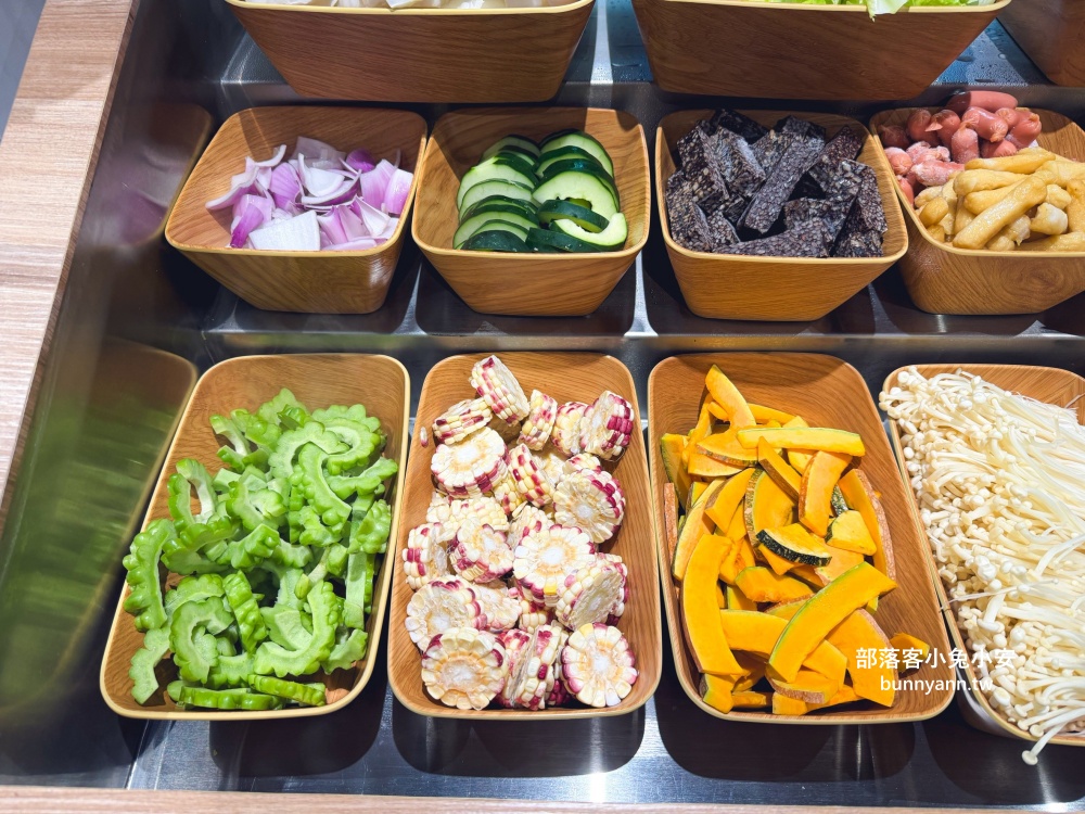 桃園【売鍋中壢龍岡店】超高CP值火鍋店，冰淇淋跟小菜隨你吃！