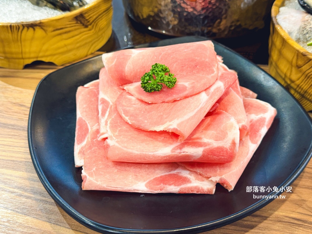 桃園【売鍋中壢龍岡店】超高CP值火鍋店，冰淇淋跟小菜隨你吃！