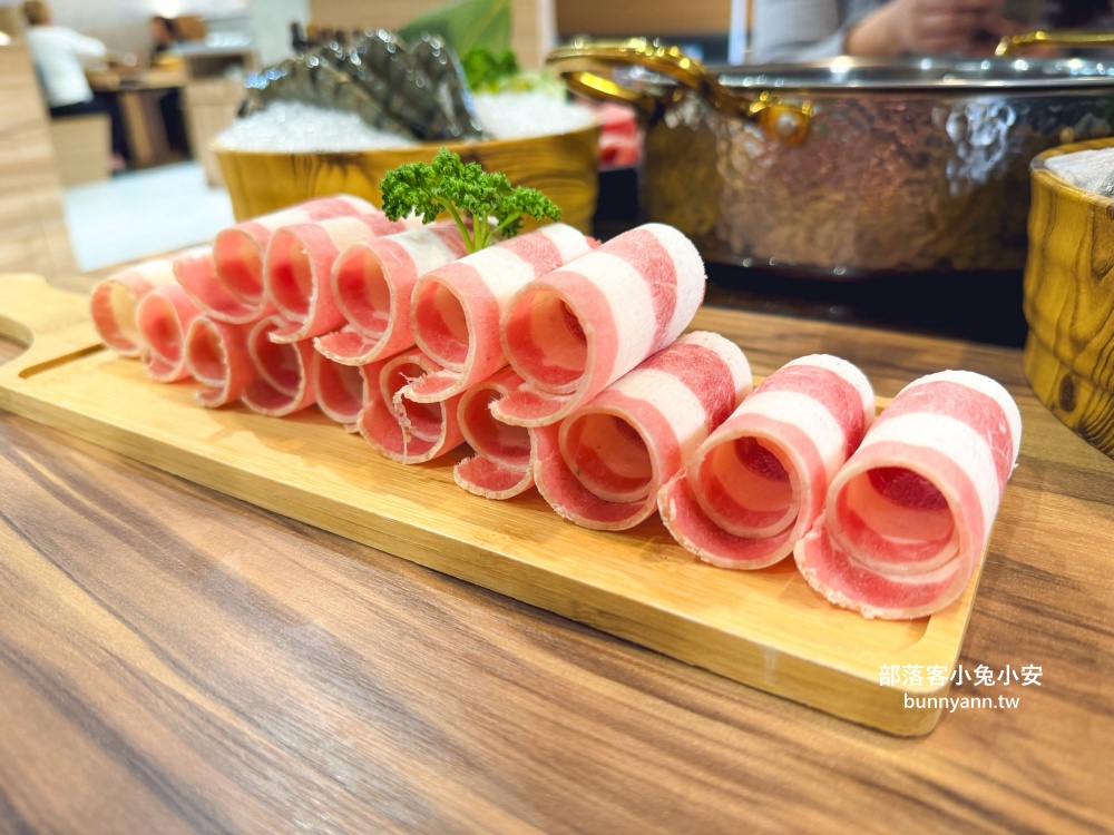 桃園【売鍋中壢龍岡店】超高CP值火鍋店，冰淇淋跟小菜隨你吃！