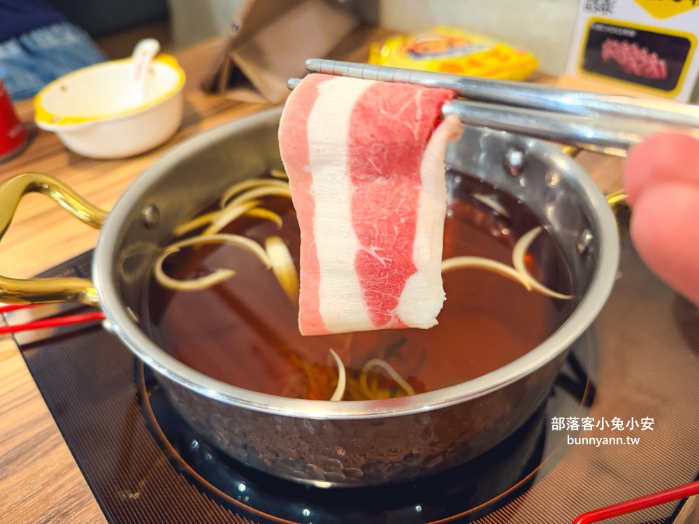 桃園【売鍋中壢龍岡店】超高CP值火鍋店，冰淇淋跟小菜隨你吃！