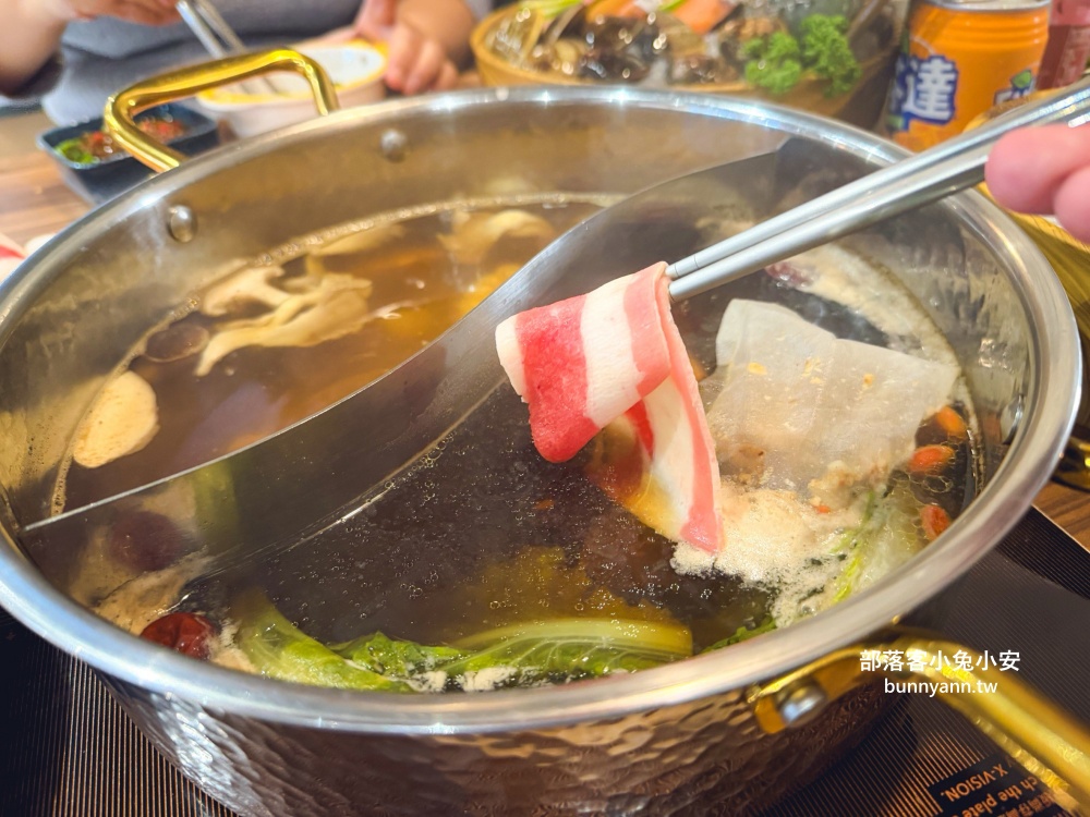 桃園【売鍋中壢龍岡店】超高CP值火鍋店，冰淇淋跟小菜隨你吃！