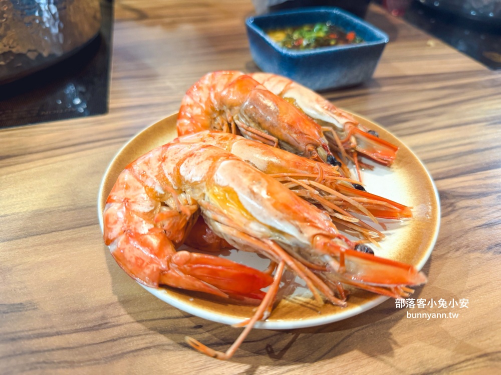 桃園【売鍋中壢龍岡店】超高CP值火鍋店，冰淇淋跟小菜隨你吃！