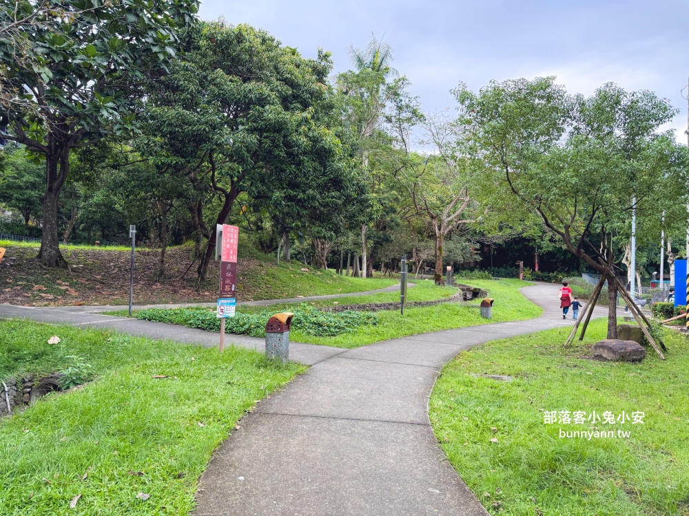 宜蘭【礁溪溫泉公園】從入口處到溫泉足湯來回只要20分鐘輕鬆走