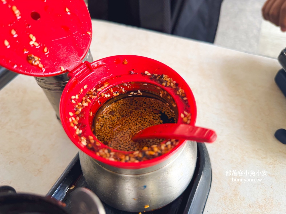 台北【阿川蚵仔麵線】每碗麵線內的蚵仔肥美、大腸入味好好吃