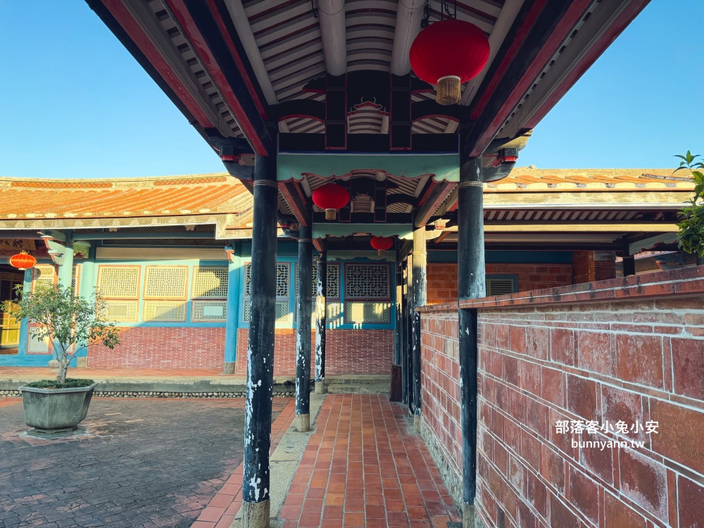 台中【霧峰林家宮保第園區】最大特色就是園區內古色古香三合院與戲台真好拍照