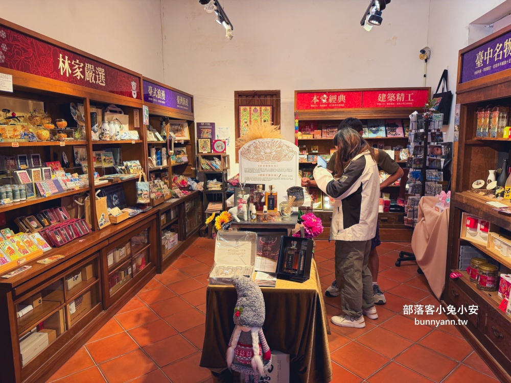 台中【霧峰林家宮保第園區】最大特色就是園區內古色古香三合院與戲台真好拍照