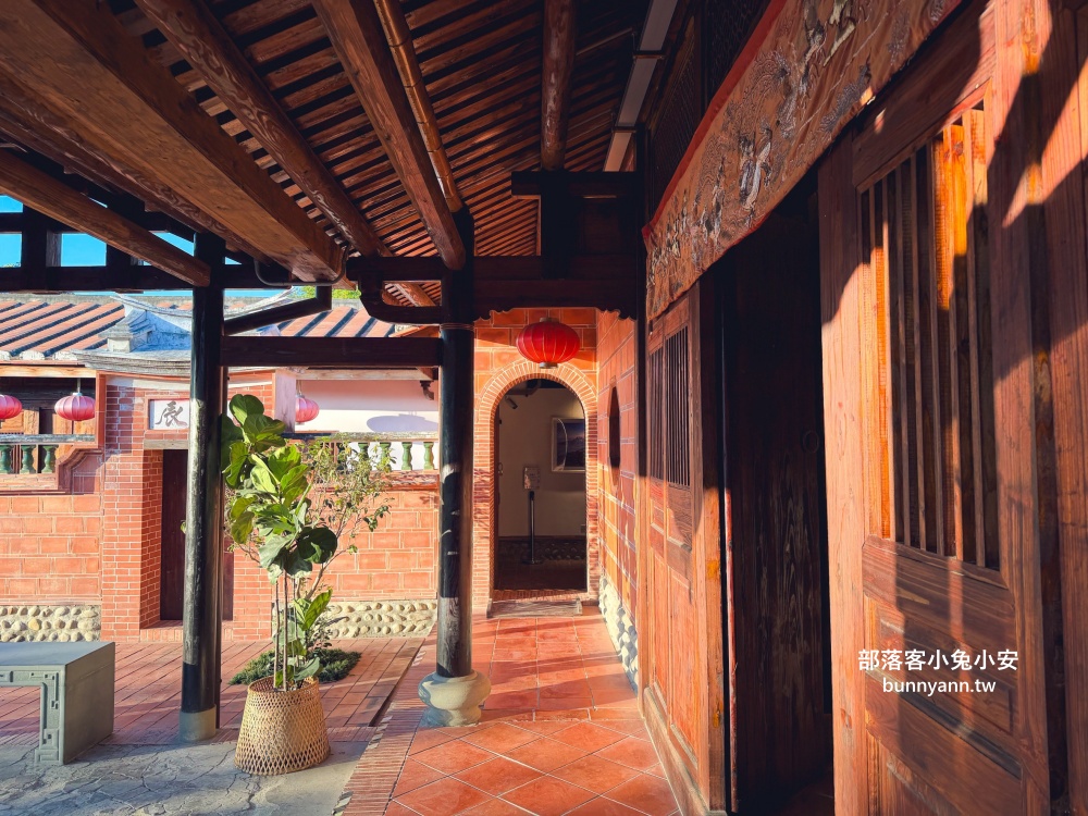 台中【霧峰林家宮保第園區】最大特色就是園區內古色古香三合院與戲台真好拍照