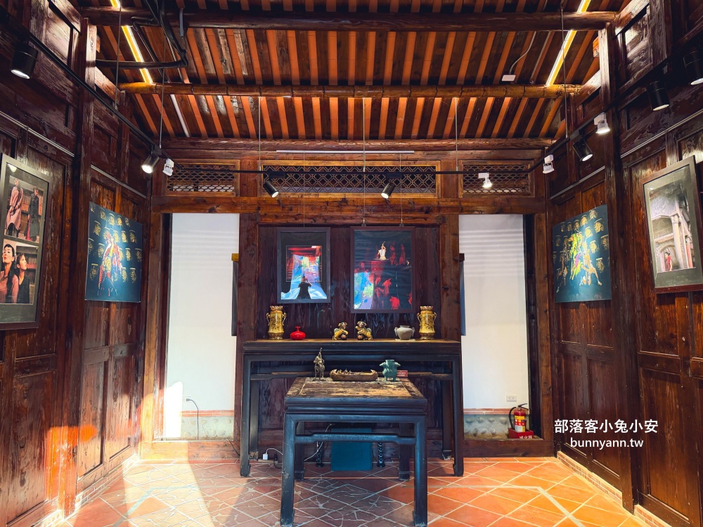 台中【霧峰林家宮保第園區】最大特色就是園區內古色古香三合院與戲台真好拍照