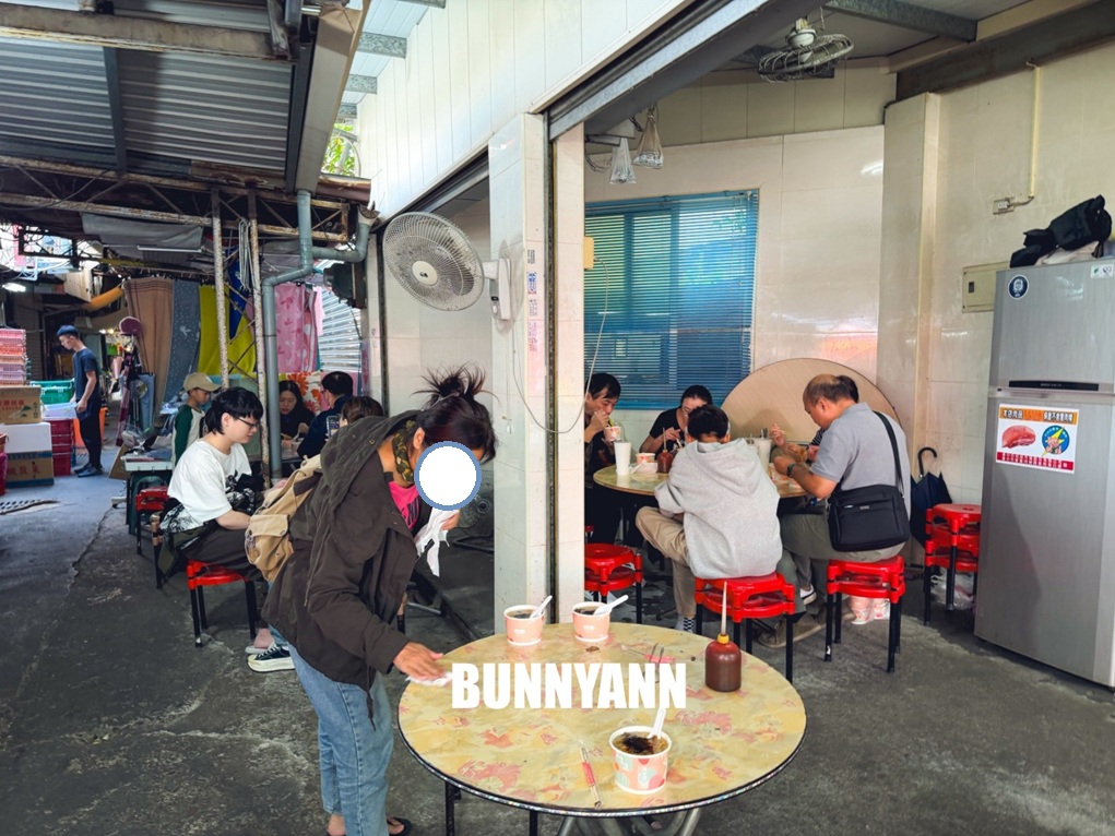 台中【樂群手工麵線】第五市場超狂排隊名店,一週只賣三天,滿滿大腸蚵仔肉羹必吃攻略。 台中【樂群手工麵線】第五市場超狂排隊名店,一週只賣三天,滿滿大腸蚵仔肉羹必吃攻略。