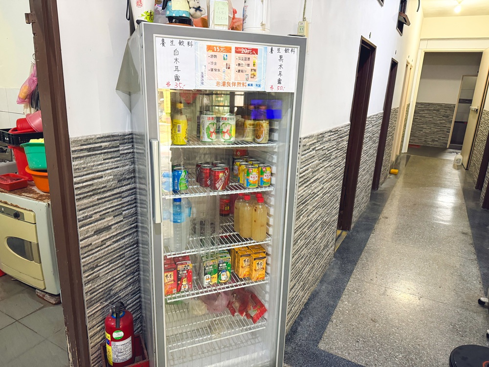 礁溪溫泉【玉清浴池】家庭湯屋大到能游泳，平價的在地老字號湯屋，門口就能停車。