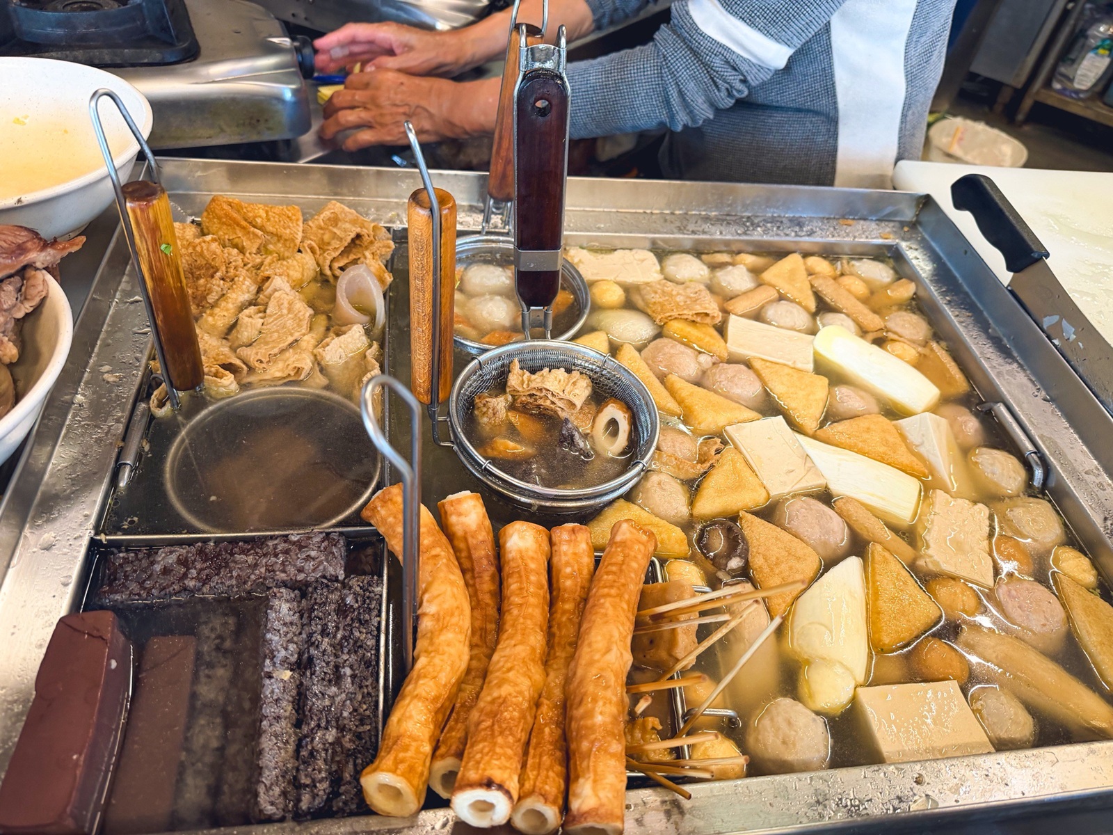 台南美食【津屋關東煮】台南轉運站旁超人氣名店，鍋燒意麵與菜頭滷超強。