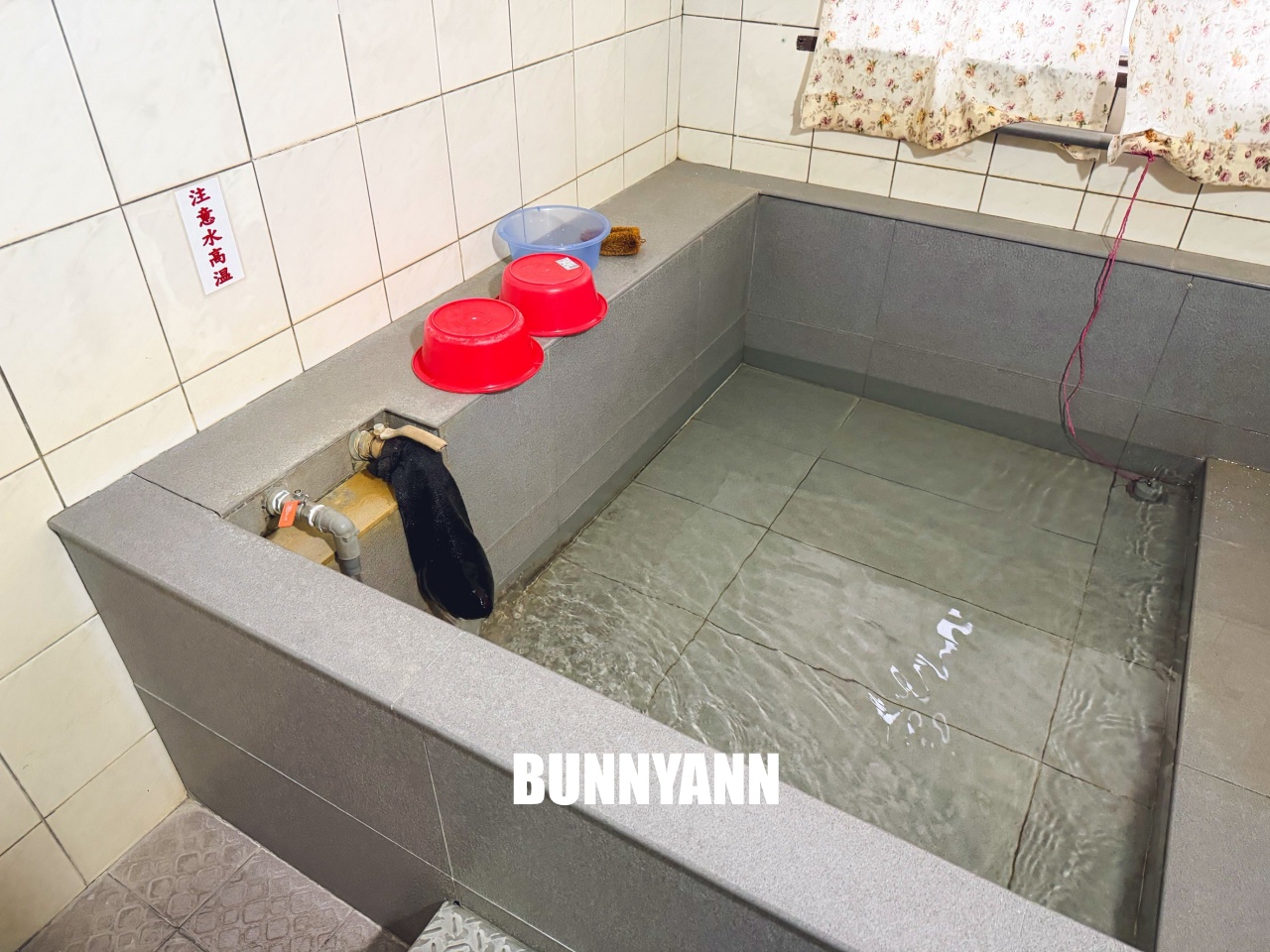 礁溪溫泉【玉清浴池】家庭湯屋大到能游泳，平價的在地老字號湯屋，門口就能停車。