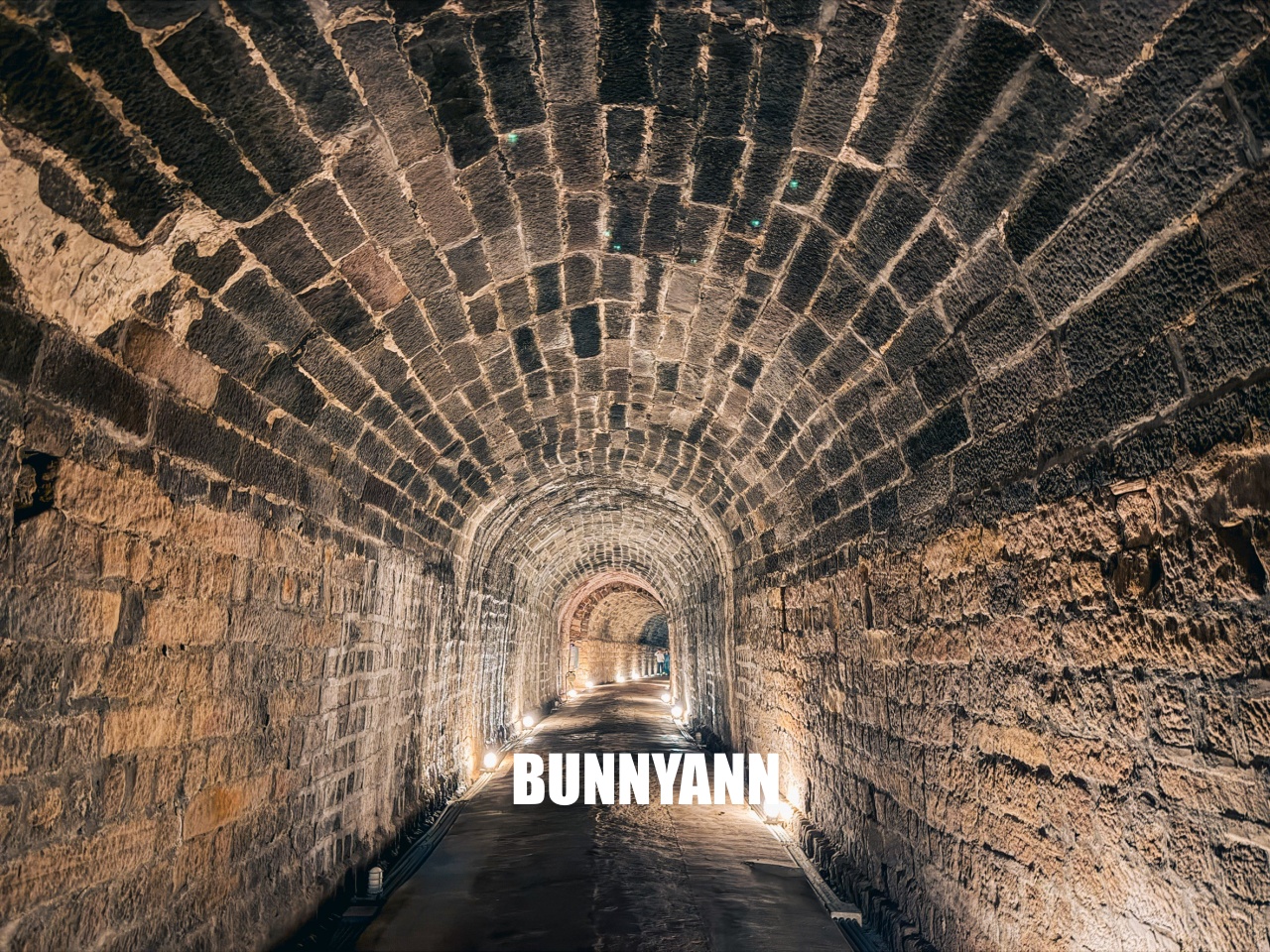 基隆【劉銘傳隧道】全台唯一百年鐵路隧道,走進神隱少女山洞秘境,開放時間、停車地點全攻略。 基隆【劉銘傳隧道】全台唯一百年鐵路隧道,走進神隱少女山洞秘境,開放時間、停車地點全攻略。