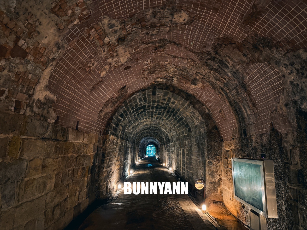 基隆【劉銘傳隧道】全台唯一百年鐵路隧道,走進神隱少女山洞秘境,開放時間、停車地點全攻略。 基隆【劉銘傳隧道】全台唯一百年鐵路隧道,走進神隱少女山洞秘境,開放時間、停車地點全攻略。